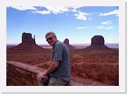 1 Monument Valley (04) * Im Visitor-Center. Liebevoll hat jedes Felsgebilde (Butte) einen eigenen, passenden Namen erhalten. Hinter Manfred der linke und rechte Handschuh sowie Mitchel Butte * 3325 x 2376 * (1.92MB)